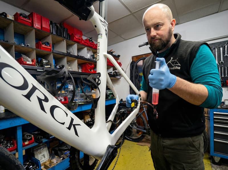 Yaro pracuje na bicykli majstra republiky